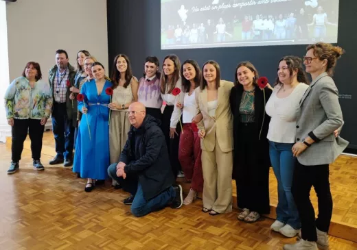 Residents d'infermeria d'atenció primària i comunitària de l'ICS Girona celebren la consecució de la formació.