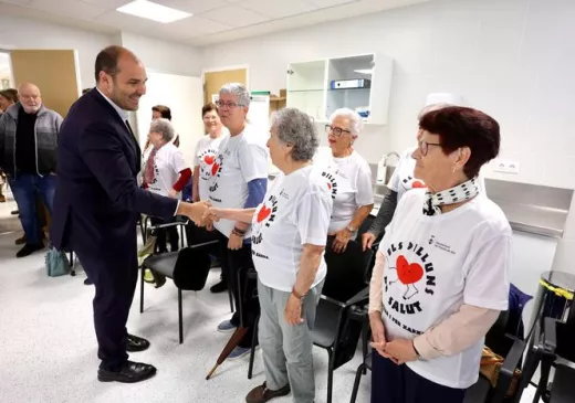 El Conseller de Presidència, Albert Dalmau, saluda usuaris del nou CAP Pineda