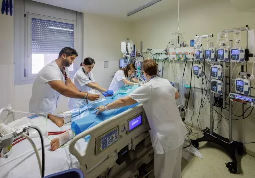 Professionals de la Unitat de Critics Cardiològics del Trueta atenen un pacient.