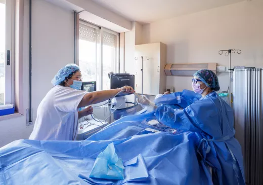 Professionals del Trueta realitzen una intervenció assistencial a un pacient.
