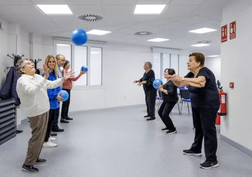 Señoras mayores haciendo ejercicio con pelotas de plástico