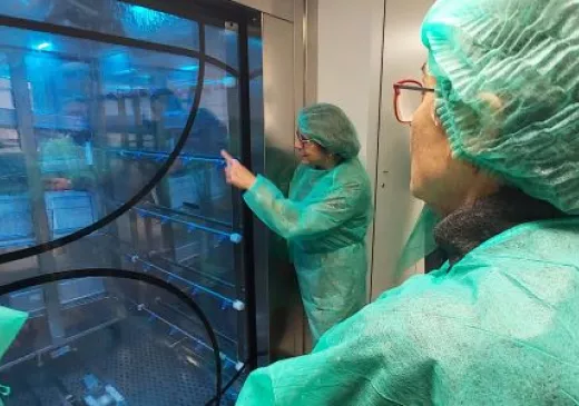 La consellera de Salut, Olga Pané, durant la visita a l'àrea d'esterilització del Trueta