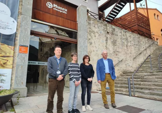 D'esquerra a dreta, Francesc German, director d’operacions de la Gerència d'Atenció Primària i Comunitària de l’ICS Girona;  Mireia Zarco, directora adjunta d’Atenció Primària de la Fundació Hospital de Campdevànol;  Roser Vilardell, directora del Museu Etnogràfic de Ripoll, i Amadeu Rosell, president del Consorci de Benestar Social i del Consell Comarcal del Ripollès. Tots quatre han intervingut avui en la presentació de la jornada 'La Cuina del Benestar'