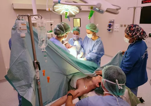 Part per cesària al nou quiròfan situat a la mateixa sala de parts de l'Hospital Trueta i que permet  facilitar el circuit d’acompanyament dels familiars i reforçar el model assistencial centrat en el manteniment continuat del vincle mare-nadó.