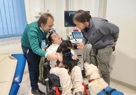 Viisita a la Unitat Funcional de Paràlisi Cerebral del Trueta en què s'hi ha incorporat la teràpia assistida amb gossos com a intervenció complementària a la resta de tractaments realitzats. A més dels professionals mèdics i d’infermeria, la teràpia es realitza amb la presència constant del tècnic del CTAC.