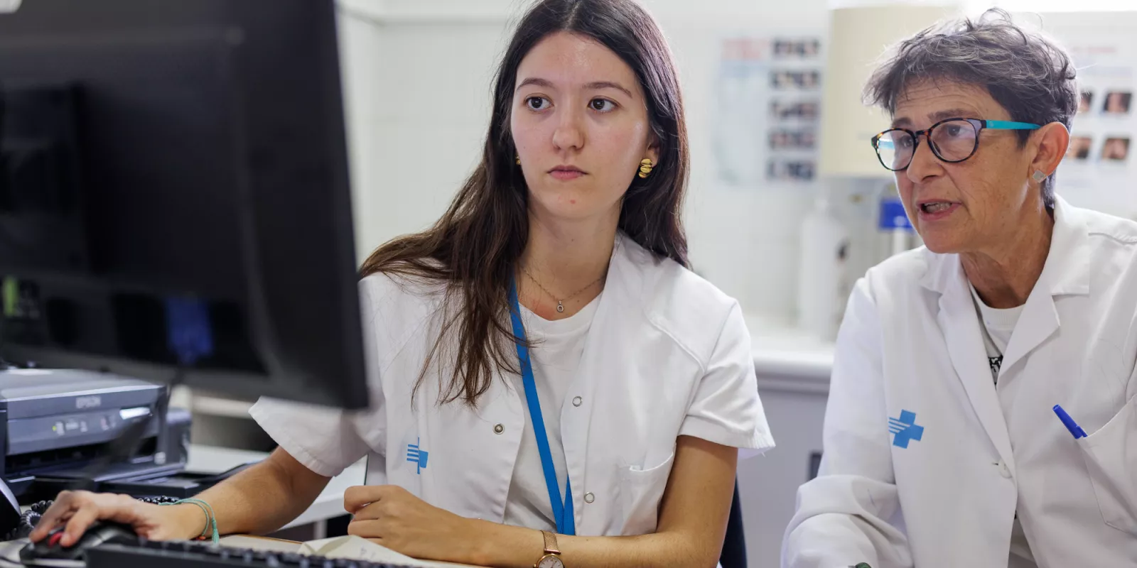 Dos médicos mirando la pantalla del ordenador
