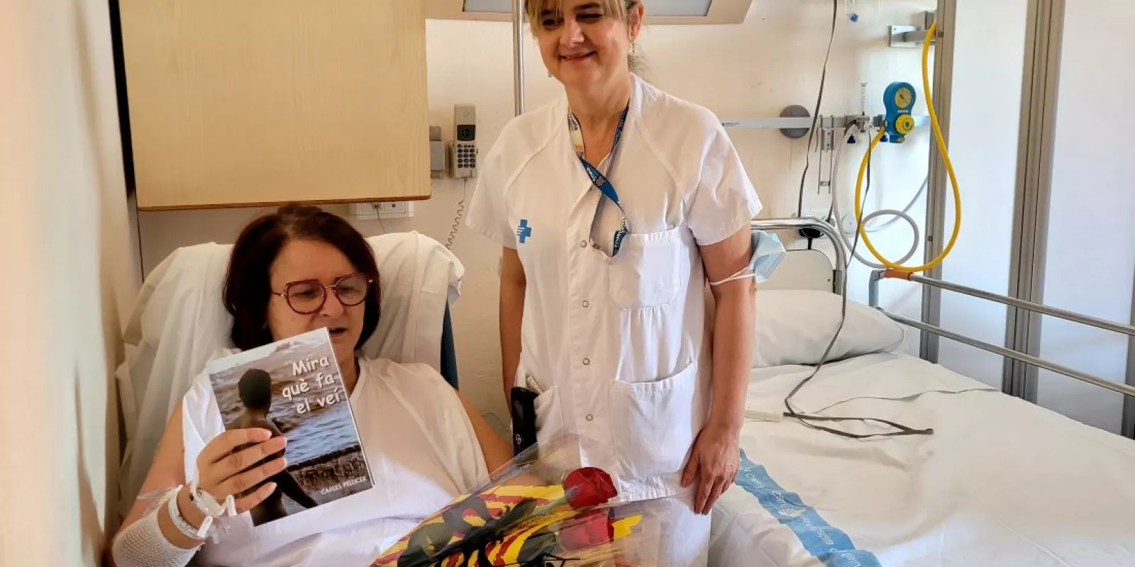 Imatge d'arxiu de lliurament de llibres i roses a pacients hospitalitzats al Trueta durant la celebració de Sant Jordi de 2024.