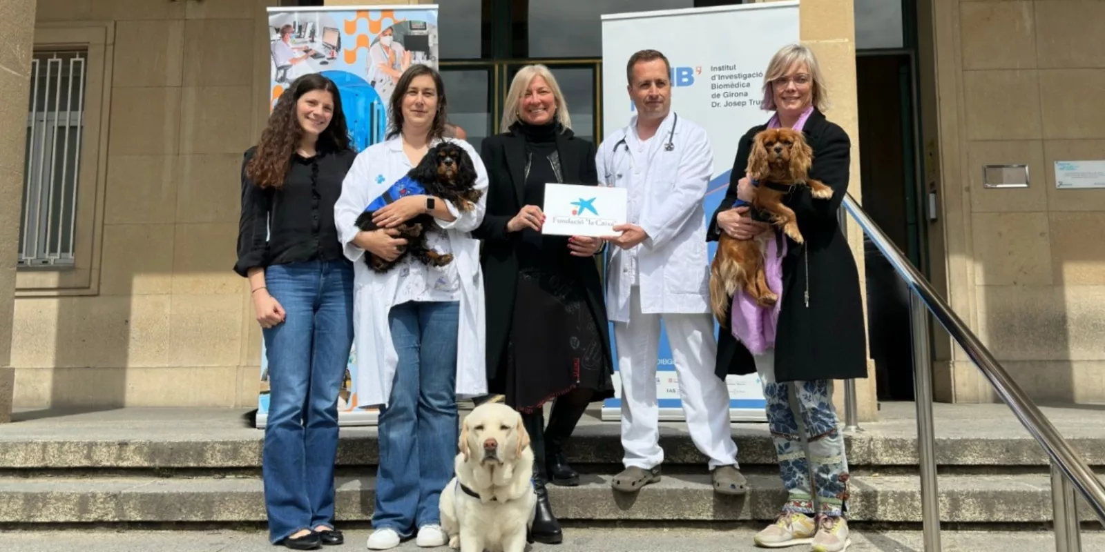 Representants de la Fundació “la Caixa”,  l’IDIBGI i el Servei de Pediatria del Trueta en una imatge vinculada a l'acord per realitzar la teràpia assistida amb gossos.