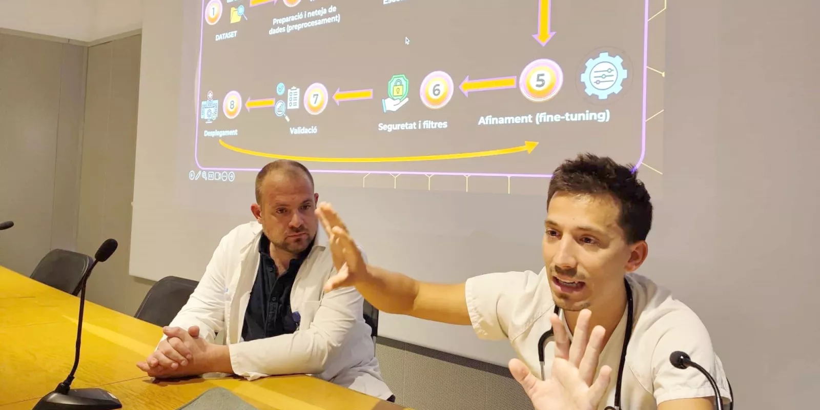 El Doctor Arnau Àlvarez fa l'exposició de diferents aplicacions dotades d'intel·ligència artificial durant la sessió celebrada al Trueta