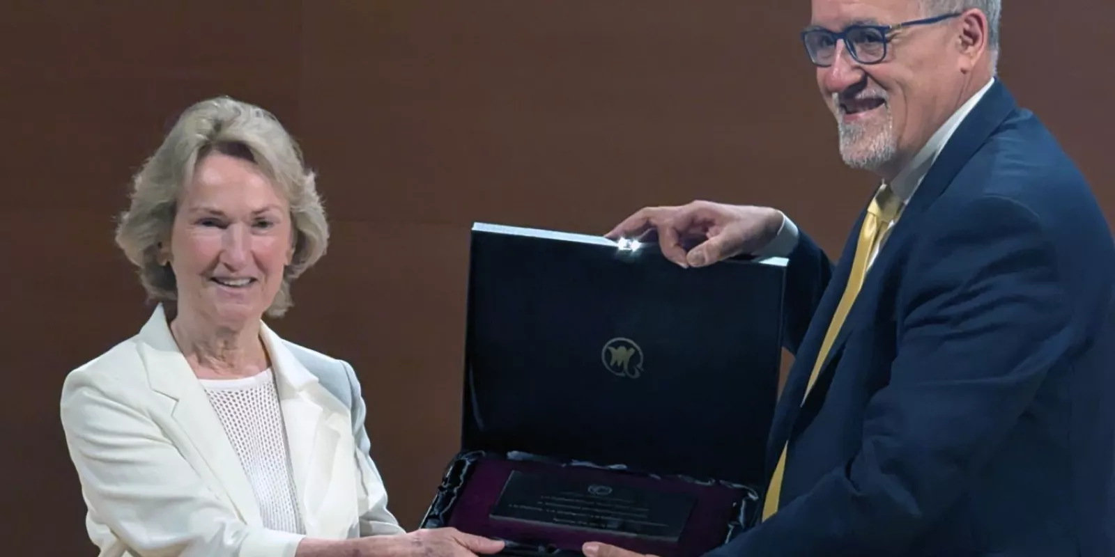 El Doctor Ramon Brugada fa entrega del premi Joan Codina Altés a la Fundació Privada Daniel Bravo Andreu