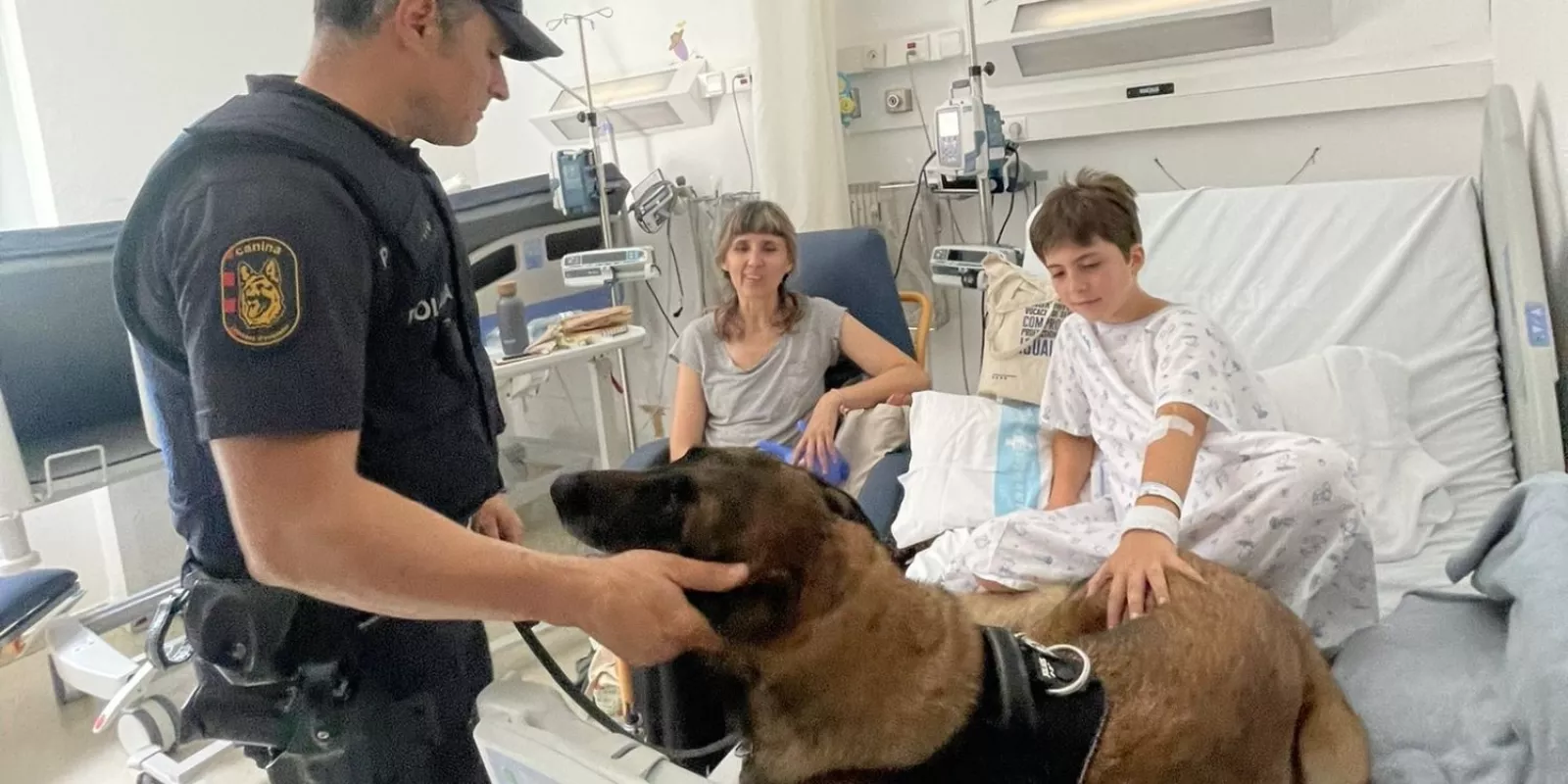 Visita de la Unitat Canina dels Mossos d'Esquadra coincidint amb la Jornada Solidària conjunt amb l'Associació Iris