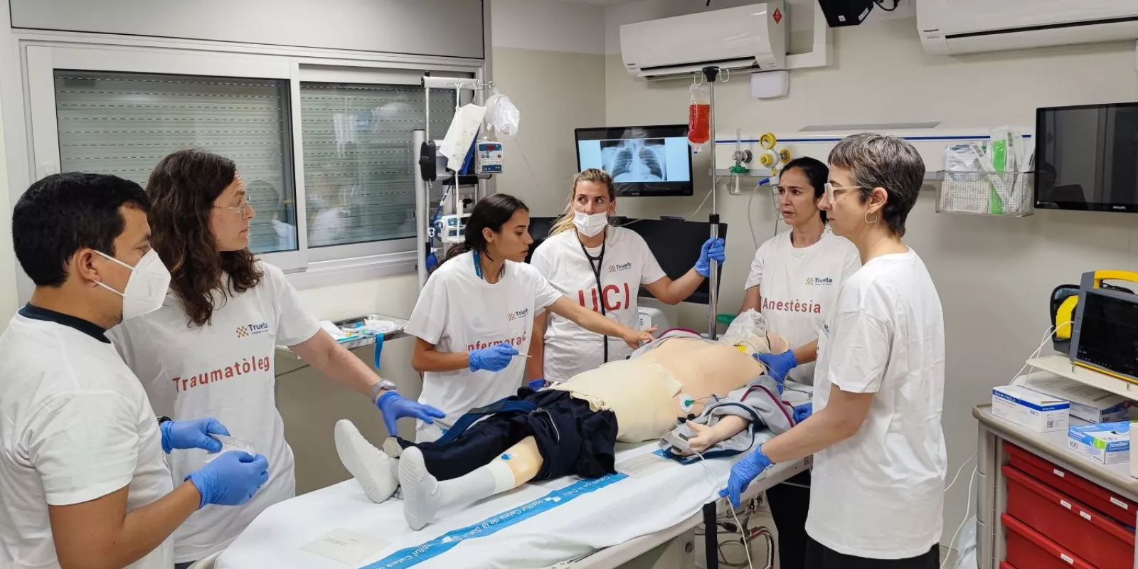 Professionals durant una activitat realitzada al box de crítics del Centre de Simulació del Trueta