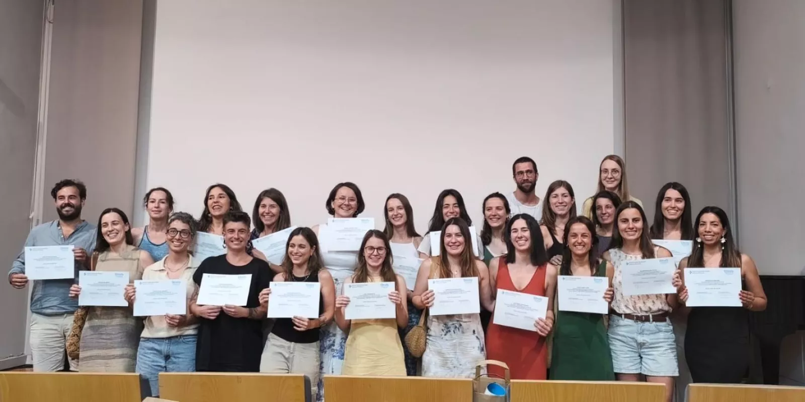 Els residents mostren el diploma acreditatiu com a especialistes en medicina familiar i comunitària