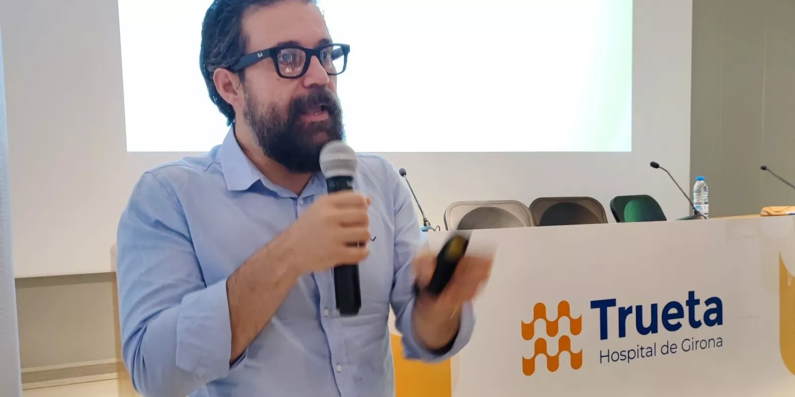 Néstor Guerra, conferenciant expert en Intel·ligència Artificial, es dirigeix als assistents durant la jornada Digital Minds del Trueta 