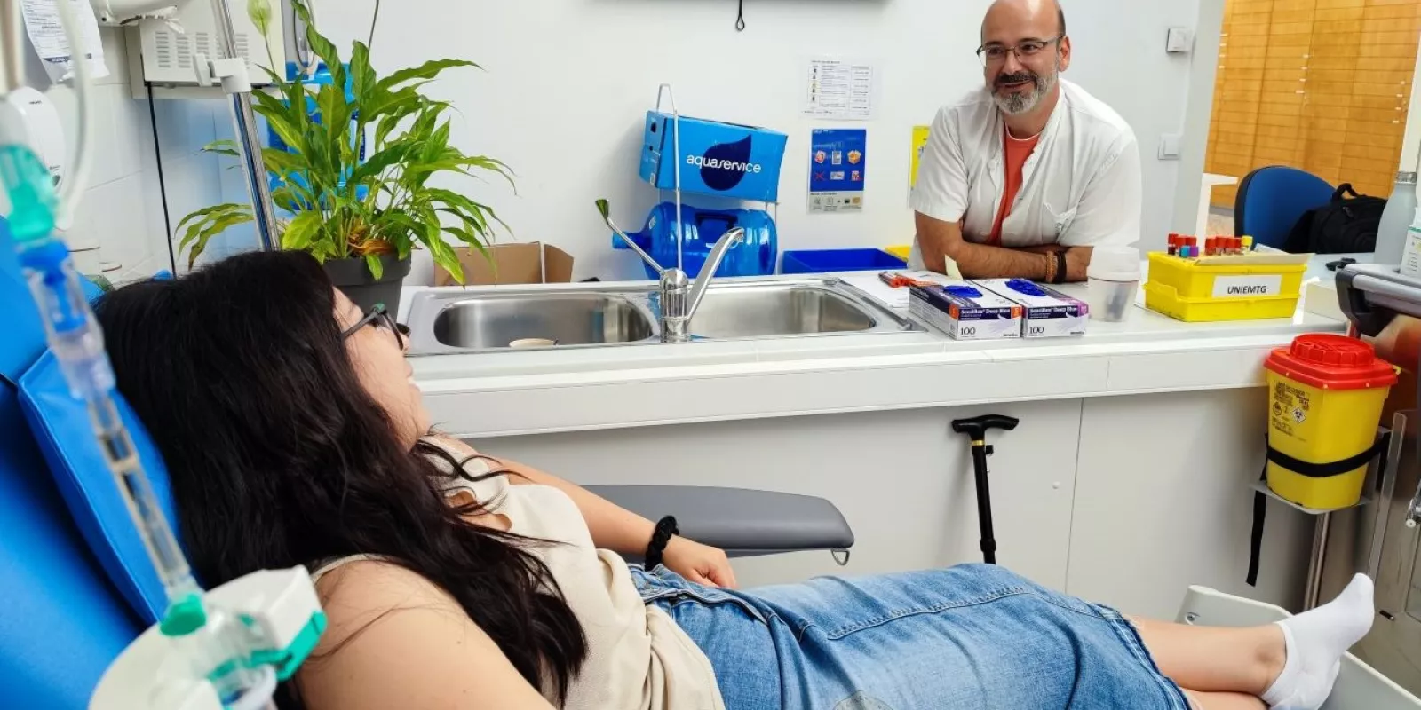 Una pacient és atesa a la Unitat de Neuroimmunologia i esclerosi múltiple de la Regió Sanitària de Girona