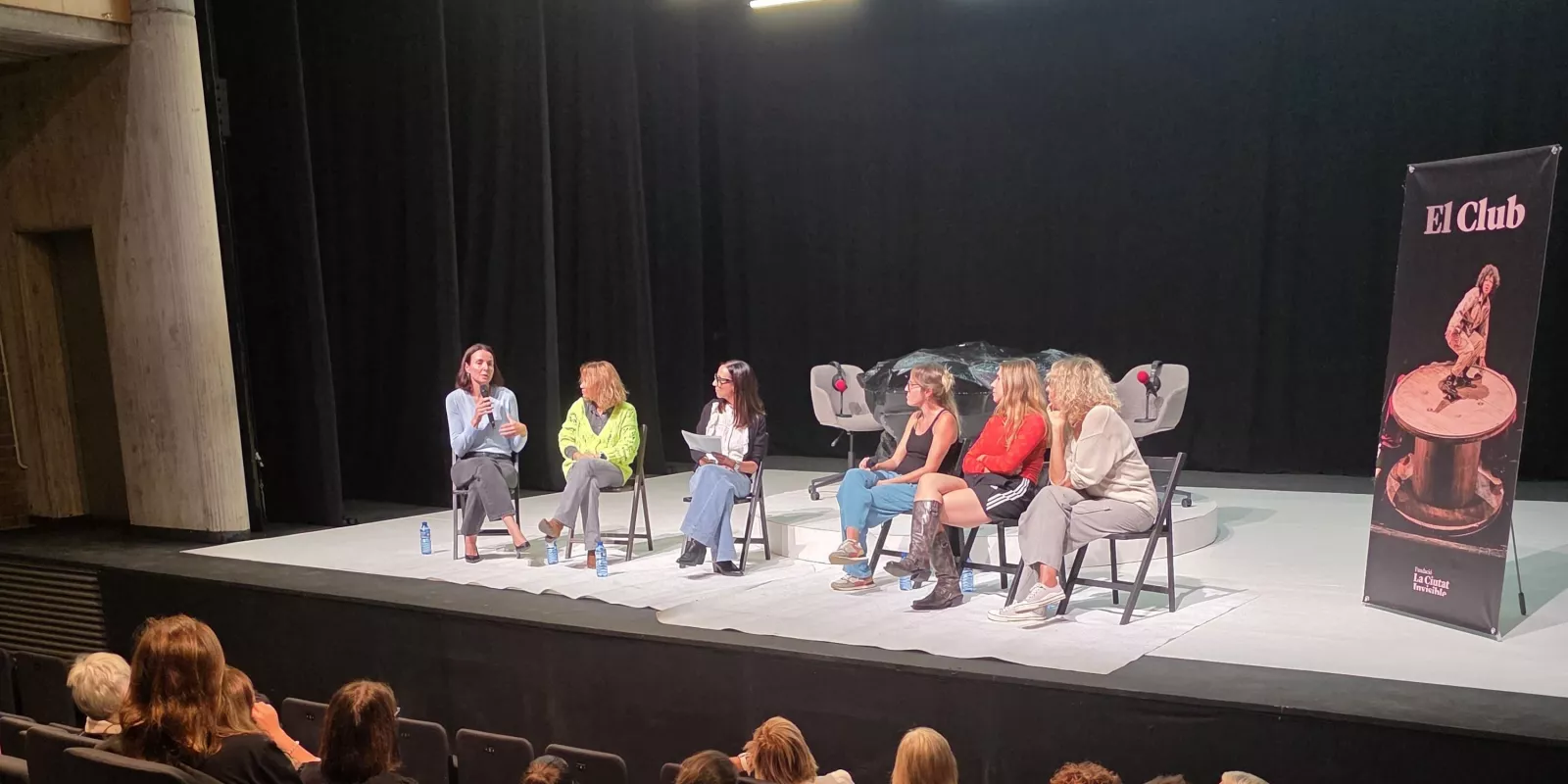 moment del col·loqui a l'obra "Dones de ràdio"