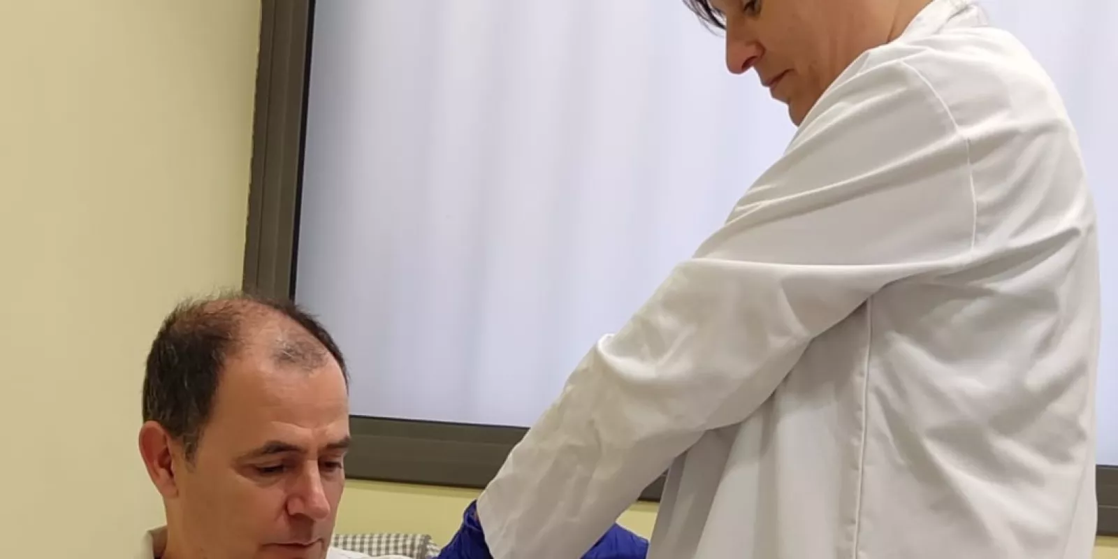 Una professional de l'atenció primària de Banyoles administra una vacuna en una farmàcia del municipi dins la campanya de vacunació de grip i Covid-19.