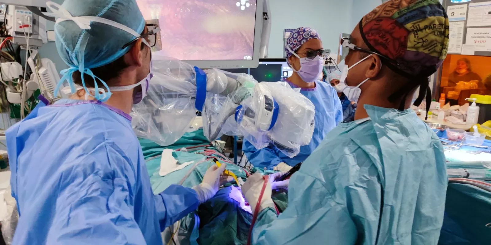 Cirurgians del Servei de Neurocirurgia del Trueta realitzen una operació assistida per imatges obtingudes per l'exoscopi.