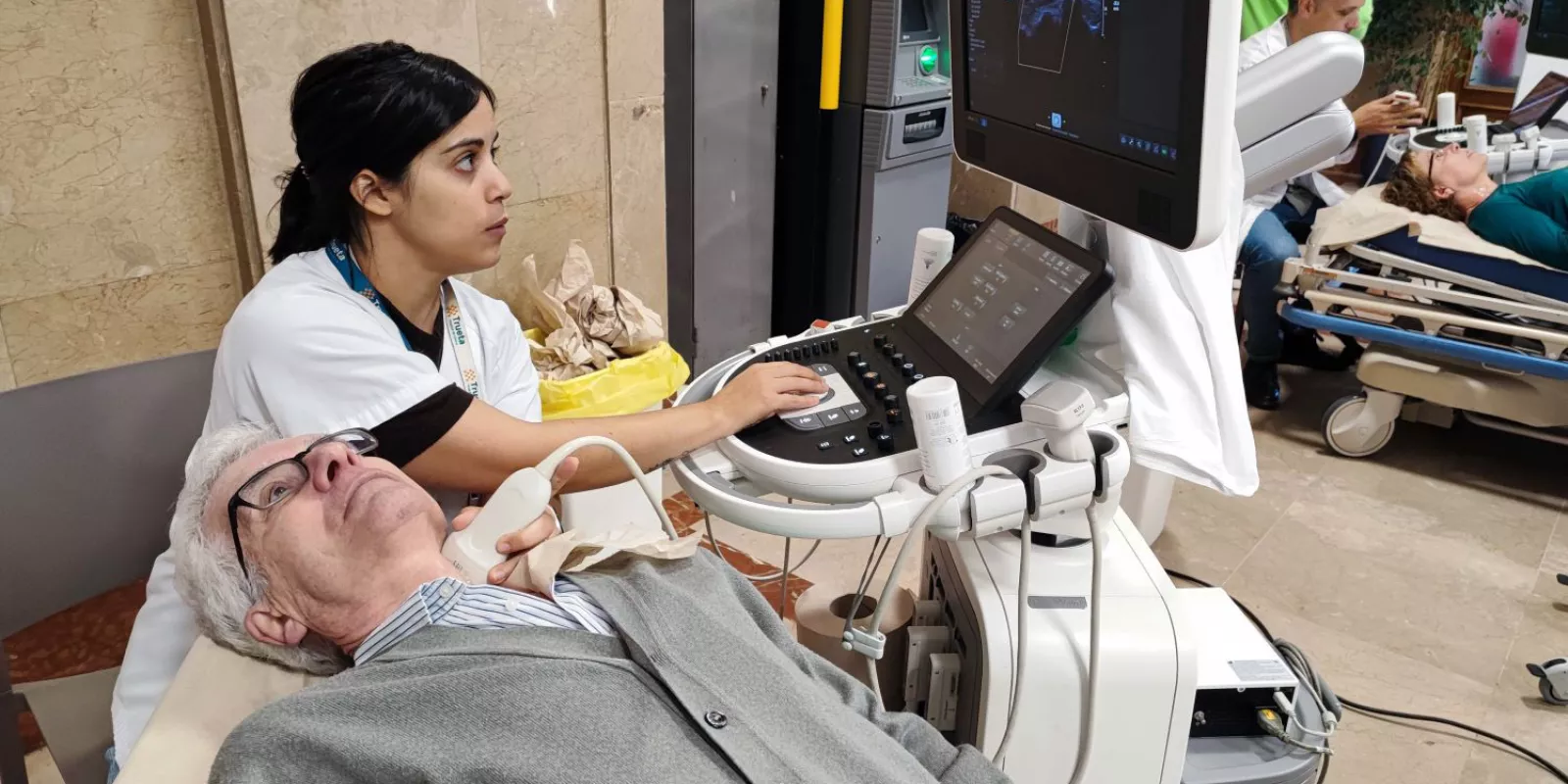 Professional del Servei de Neurologia del Trueta realitzen les proves per comprovar el flux sanguini de les artèries caròtides en el marc del Dia Mundial de l'Ictus  