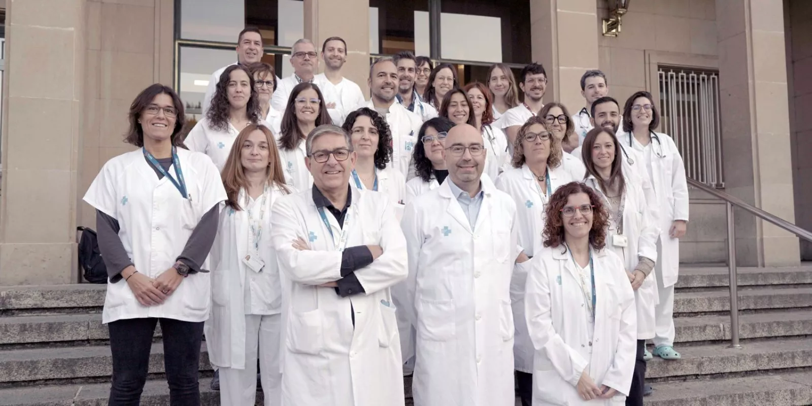 Els professionals del Servei de Pneumologia dels hospitals Trueta i Santa Caterina a les escales d'entrada del Trueta.