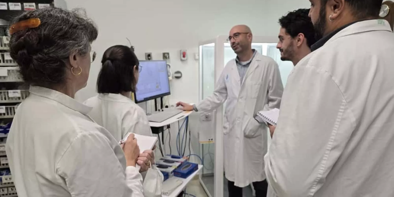 El doctor Marc Bonnin, cap del Servei de pneumologia, acompanya els components de l'equip del programa dHEALTH que van fer la immersió clínica al Trueta. 