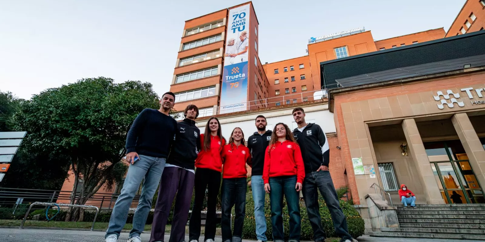 Jugadors i jugadores del Girona FC en la visita als infants ingressats a l'àrea de pediatria en el marc de les dates de Nadal