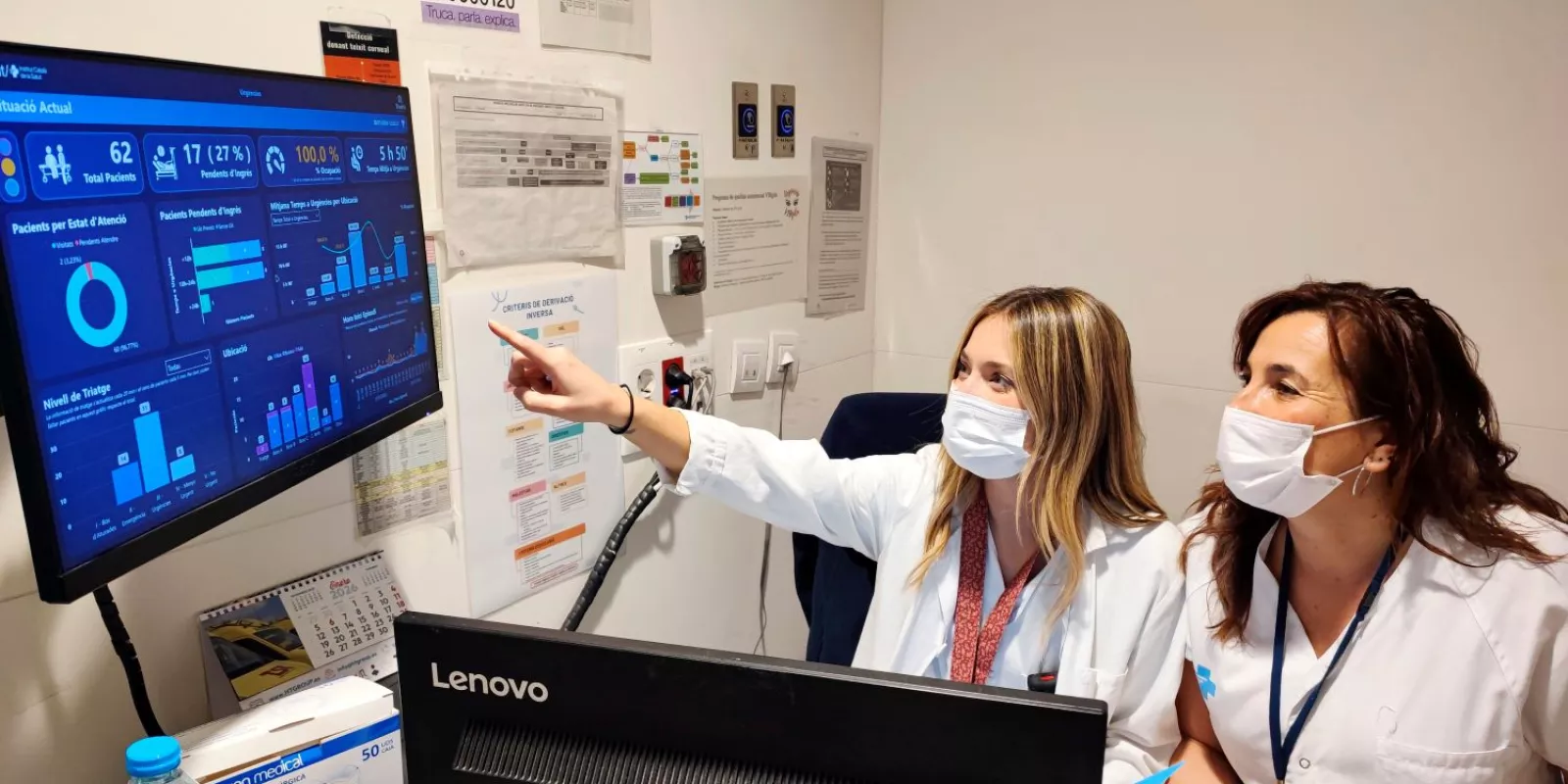 Professionals del Servei d'Urgències de l'Hospital Trueta observen les dades del nou panell de control central.