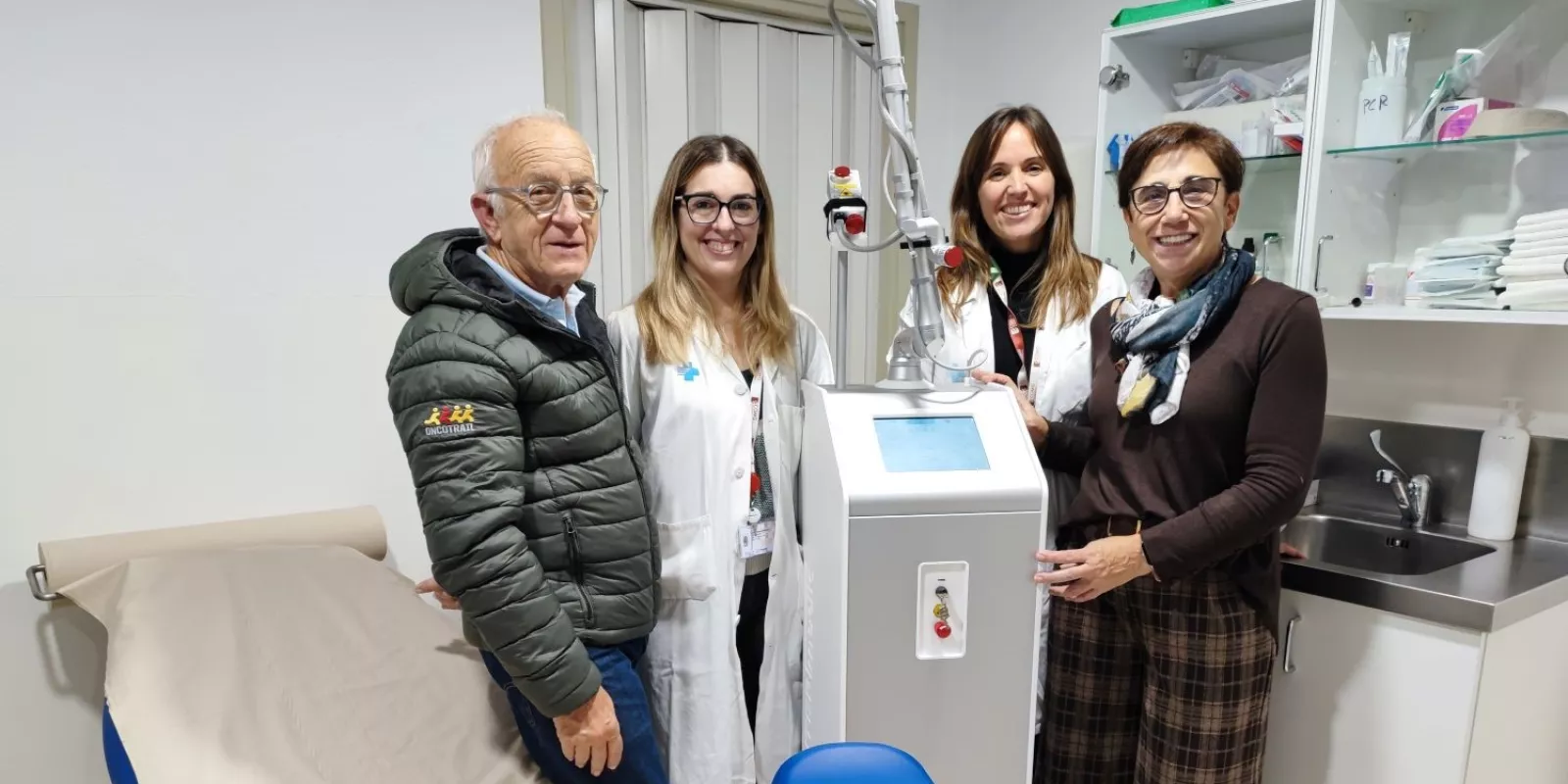 Responsables de la nova consulta per tractar seqüeles ginecològiques en pacients oncològiques amb responsables de la Fundació Oncolliga Girona i de l'Oncotrail