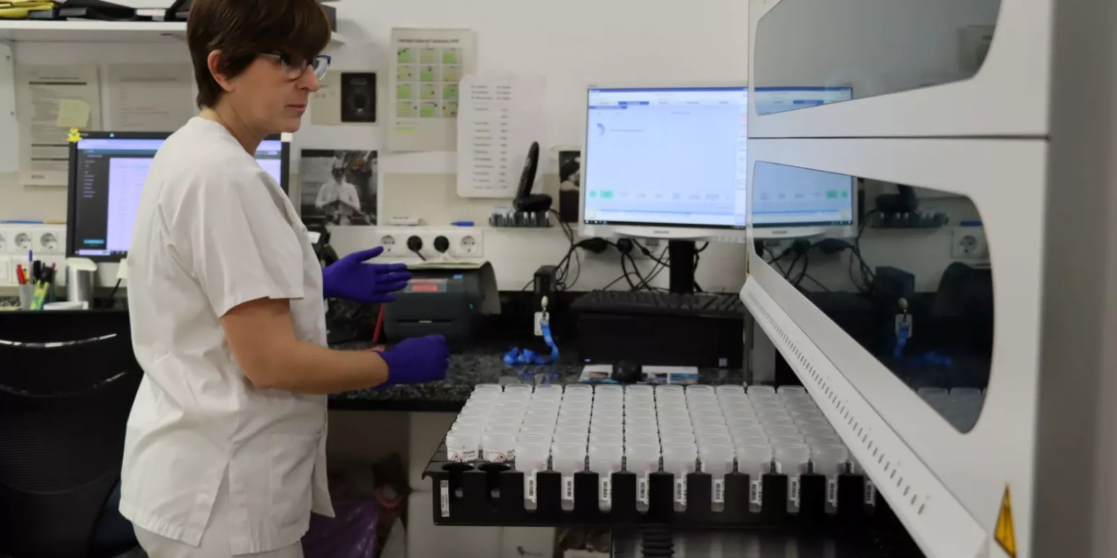 Processament de mostres al laboratori territorial de Girona 