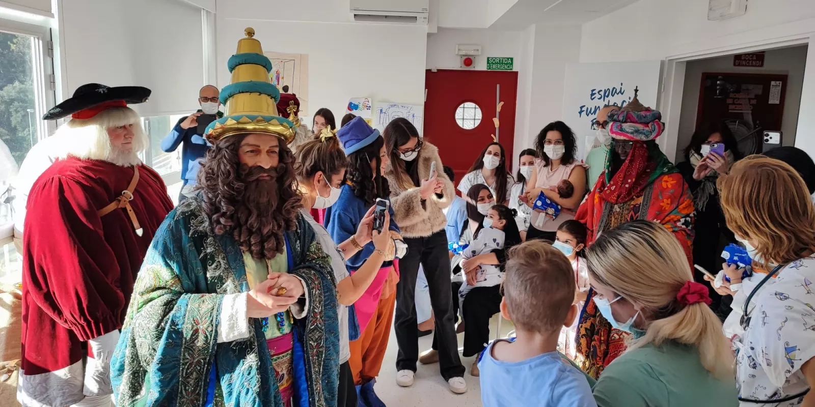 Visita dels Tres Reis a l'àrea de Pediatria de l'Hospital Trueta