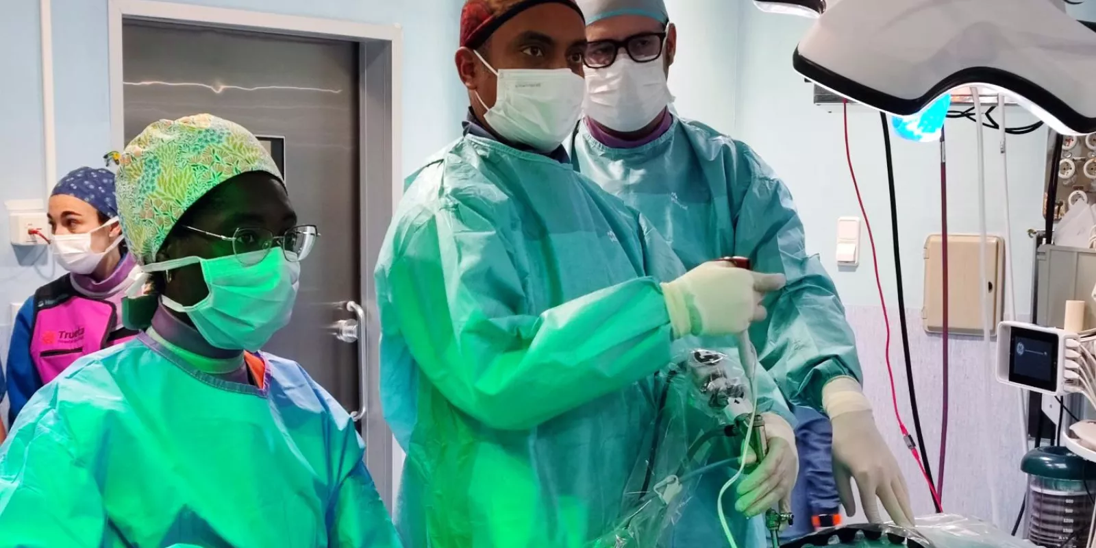 Interevenció de columna per via endoscòpica a càrrec del Servei de Neurocirurgia de l'Hospital Trueta. 