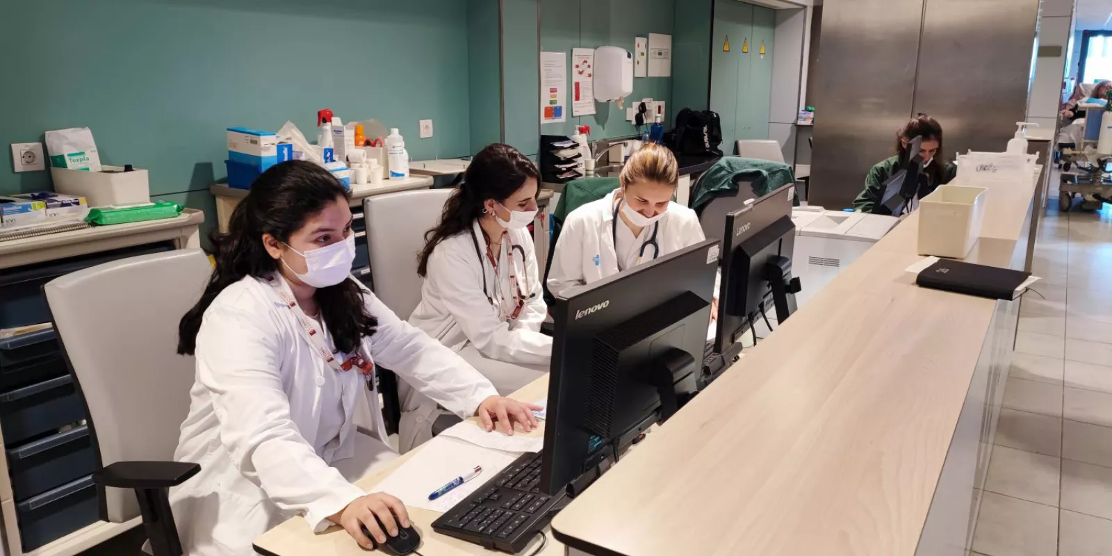 Metges residents del Servei d'Urgències de l'Hospital Trueta consulten diferents resultats.  