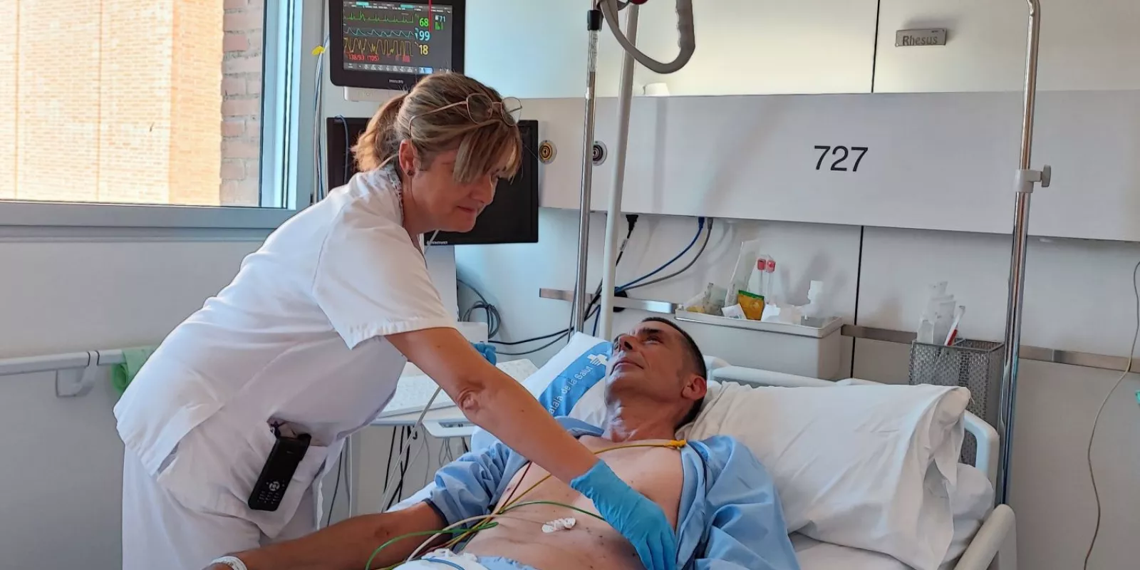 Professional de la Unitat d'Ictus del Trueta atén un pacient ingressat a la unitat