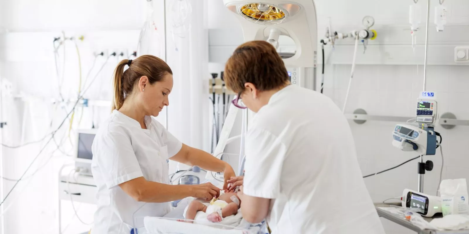 Professionals del Servei de Pediatria de l'Hospital de Santa Caterina atenen un nounat.