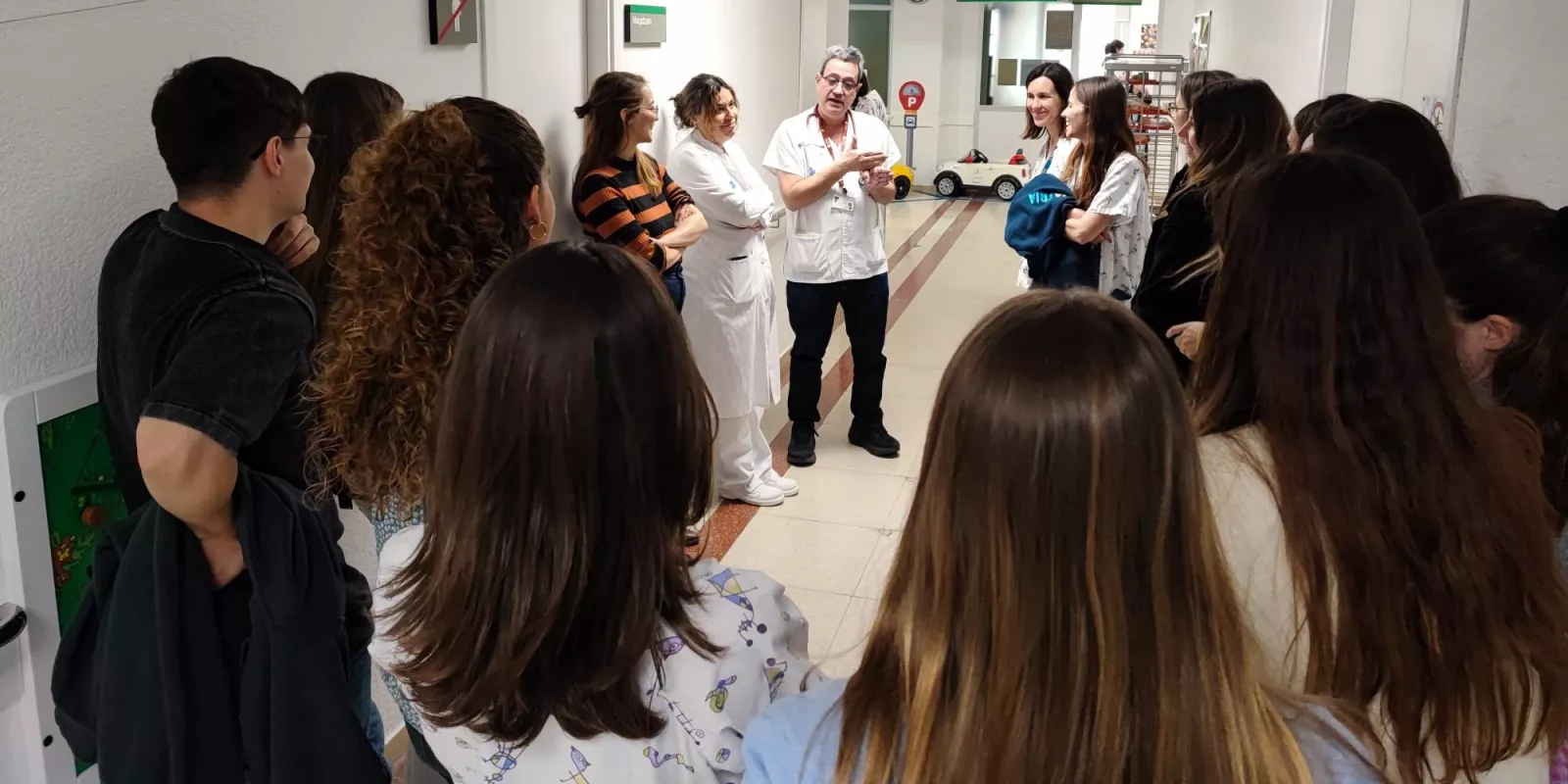 Professionals del Trueta expliquen les característiques del programa formatiu durant la jornada de portes obertes per a futurs residents.