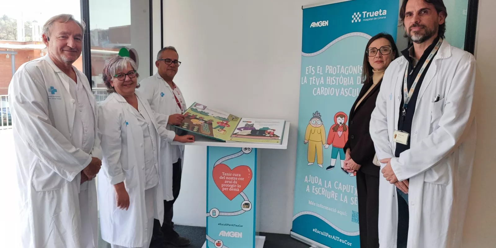Representants del Trueta i de l'empresa Amgen durant la inauguració del llibre interactiu per conscienciar de la prevenció cardiovascular.