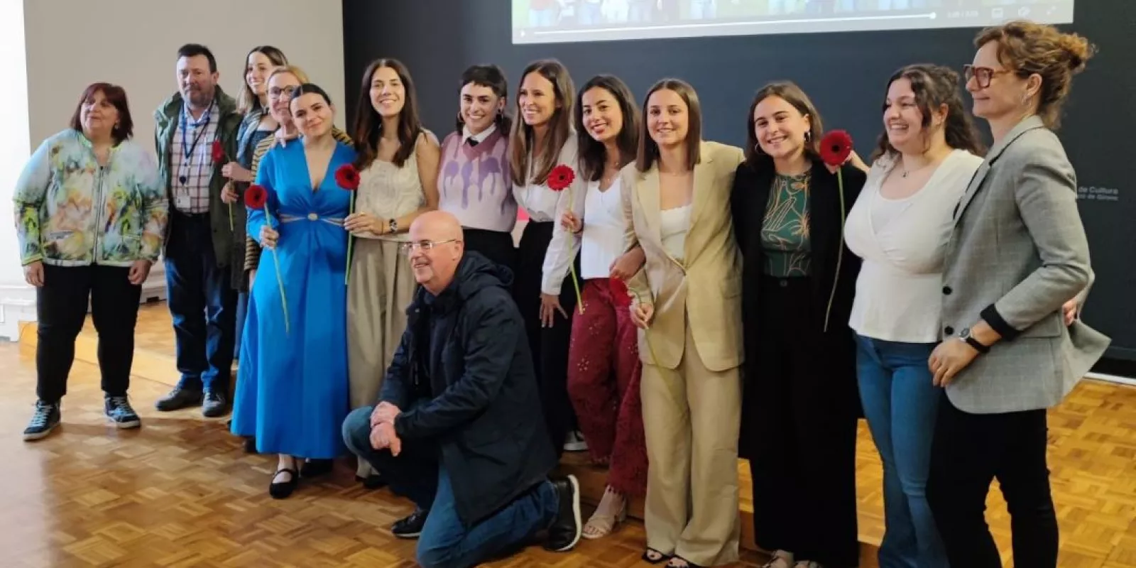 Residents d'infermeria d'atenció primària i comunitària de l'ICS Girona celebren la consecució de la formació.