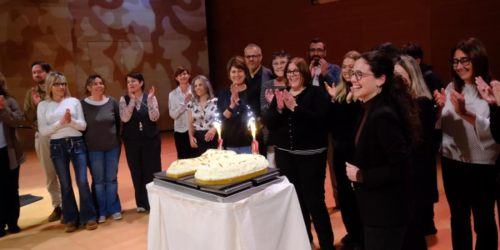 Professionals del Trueta pugen a l'escenari per bufar simbòlicament les espelmes del pastís  dels 70 anys de l'Hospital.