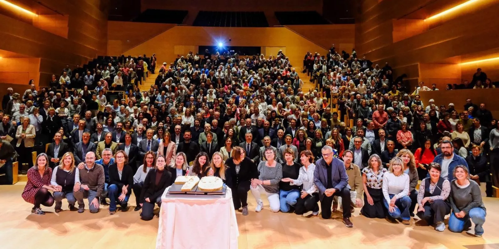 Tancament de l'acte dels 70 anys del Trueta amb el pastís i la presència de professionals de diversos àmbits a l'escenari