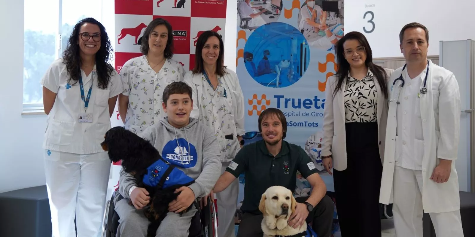 Representants de la Unitat Funcional de Paràlisi Cerebral i de Purina durant la visita a la consulta.