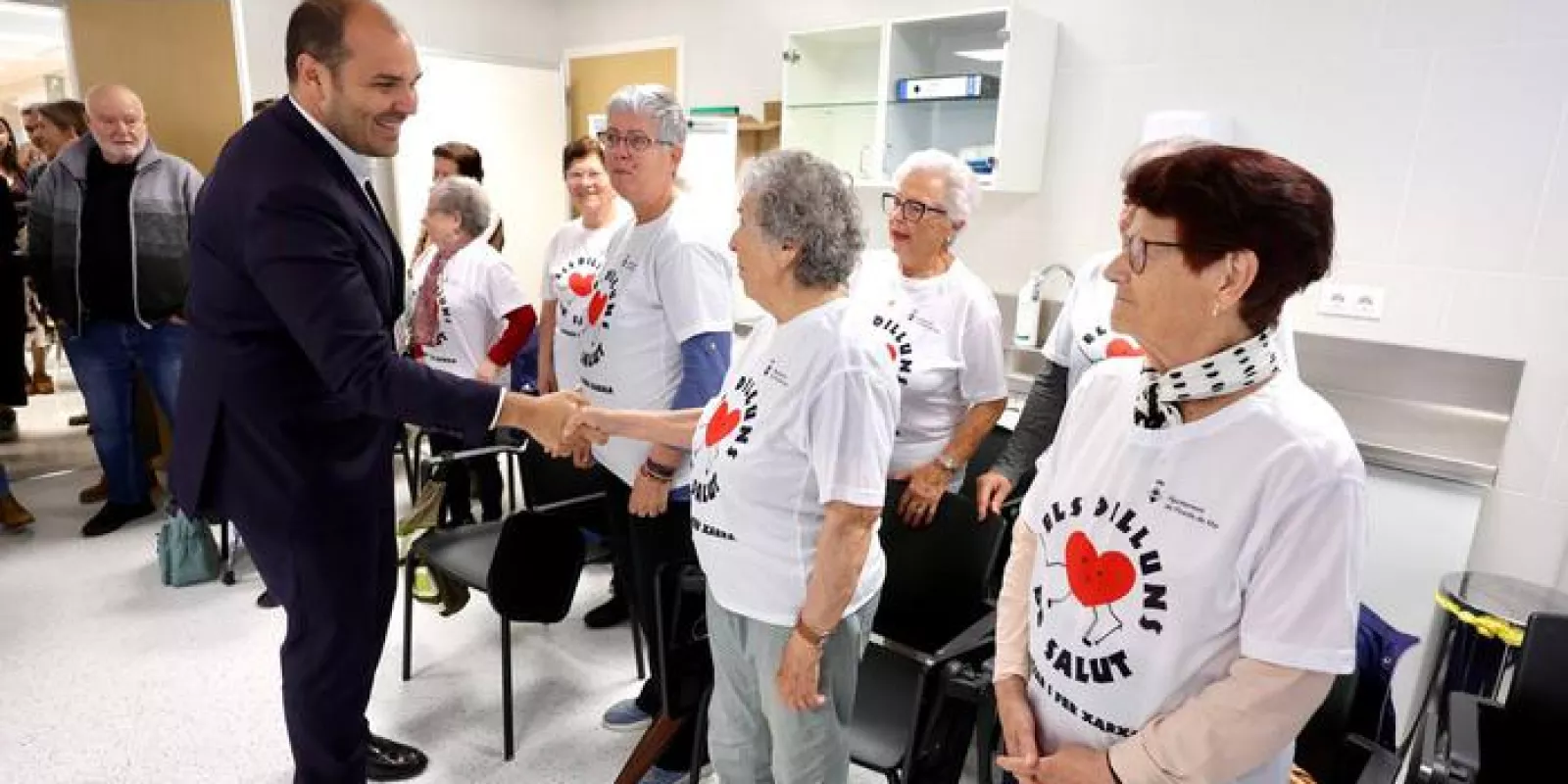 El Conseller de Presidència, Albert Dalmau, saluda usuaris del nou CAP Pineda