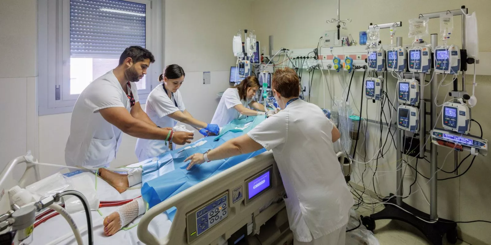 Professionals de la Unitat de Critics Cardiològics del Trueta atenen un pacient.