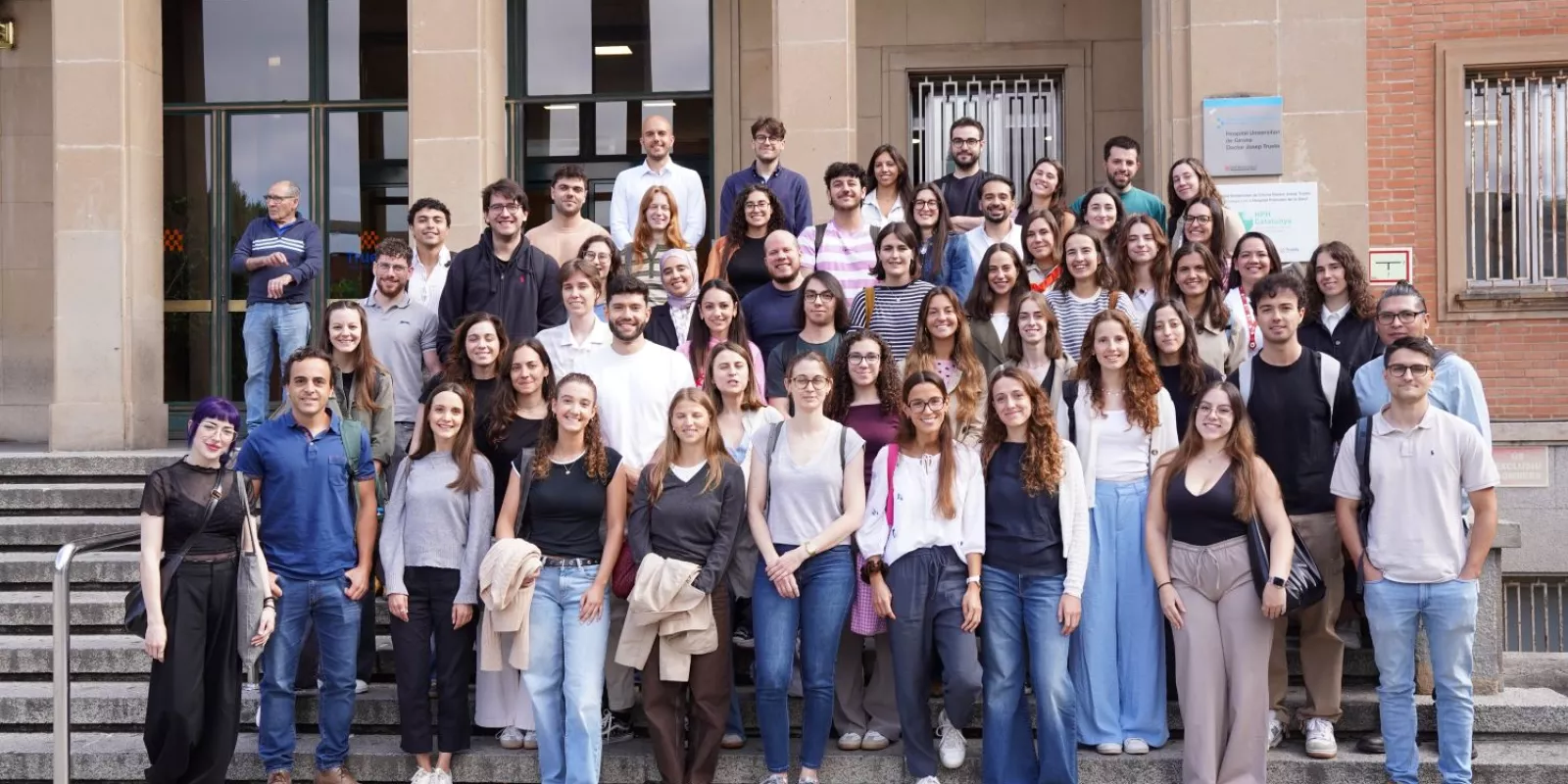 Nous residents de l'Hospital Trueta durant l'acte d'acollida 2026