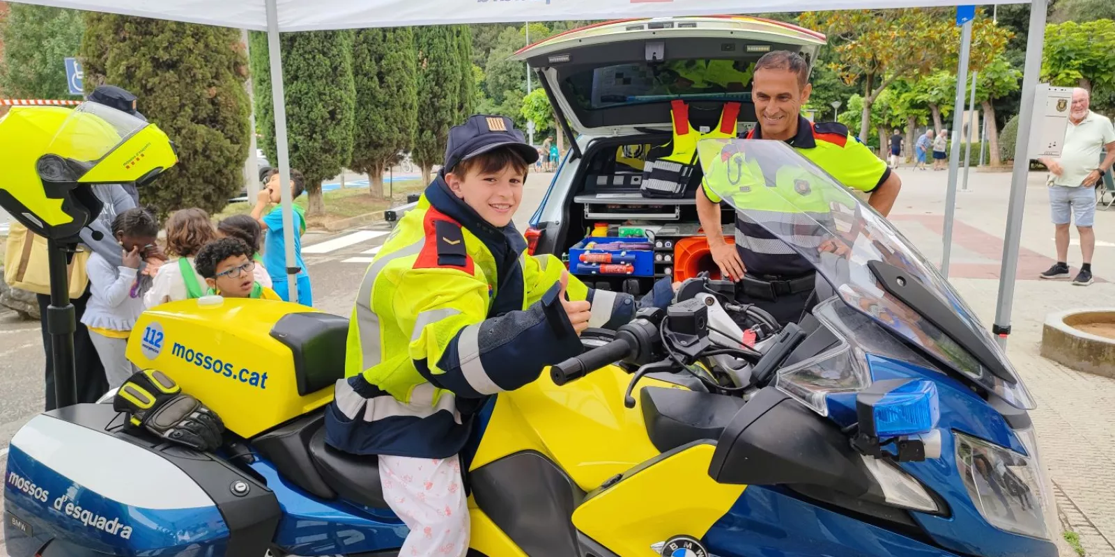 Un nen ingressat al Trueta pujat en una moto de la Unitat de Trànsit dels  Mossos