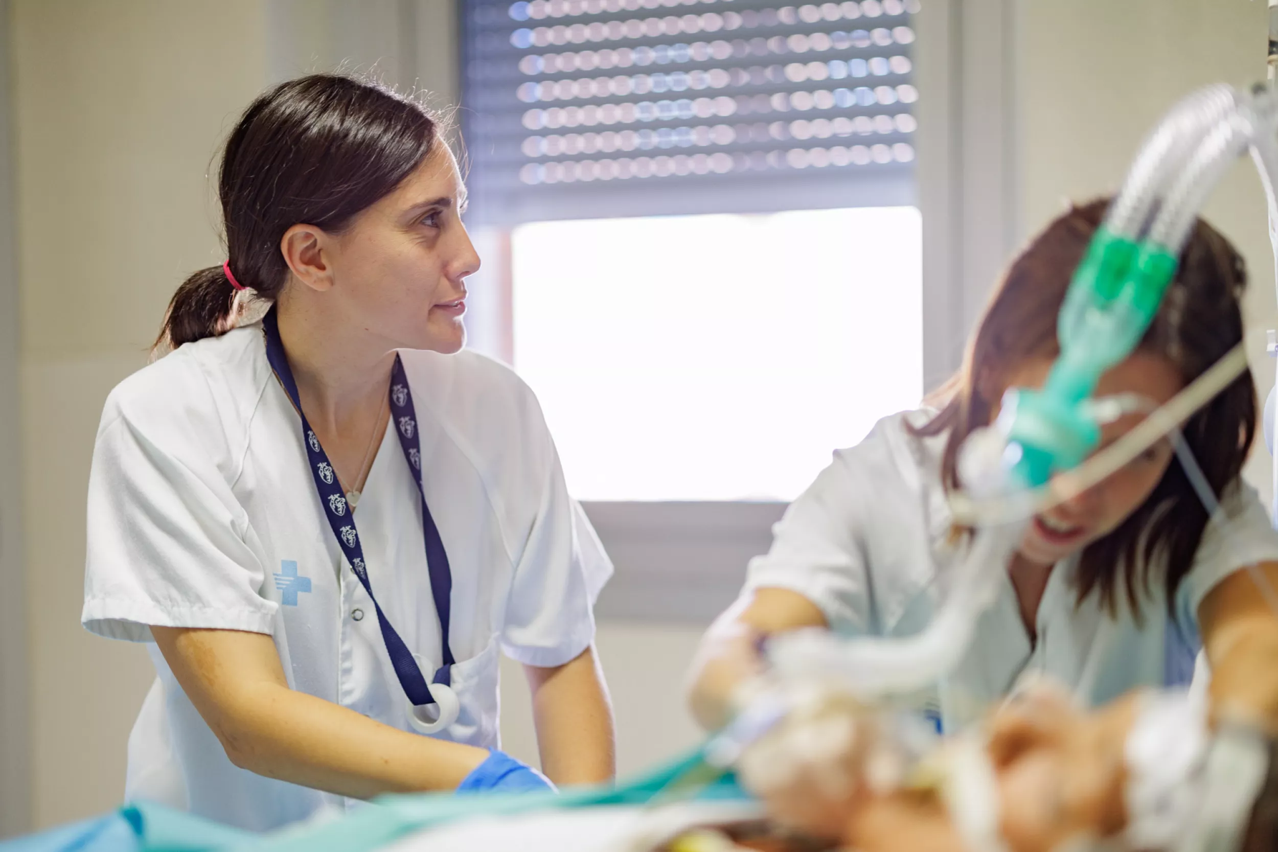Dos enfermeras atienden a un paciente