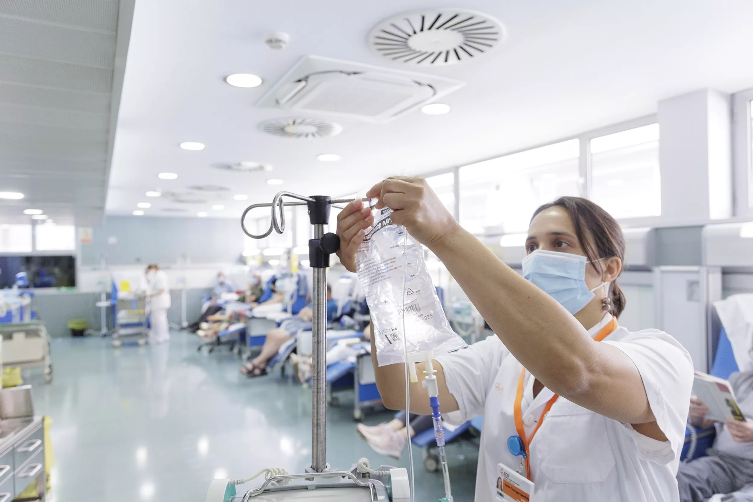 Una infermera posant un tractament de quimioteràpia.