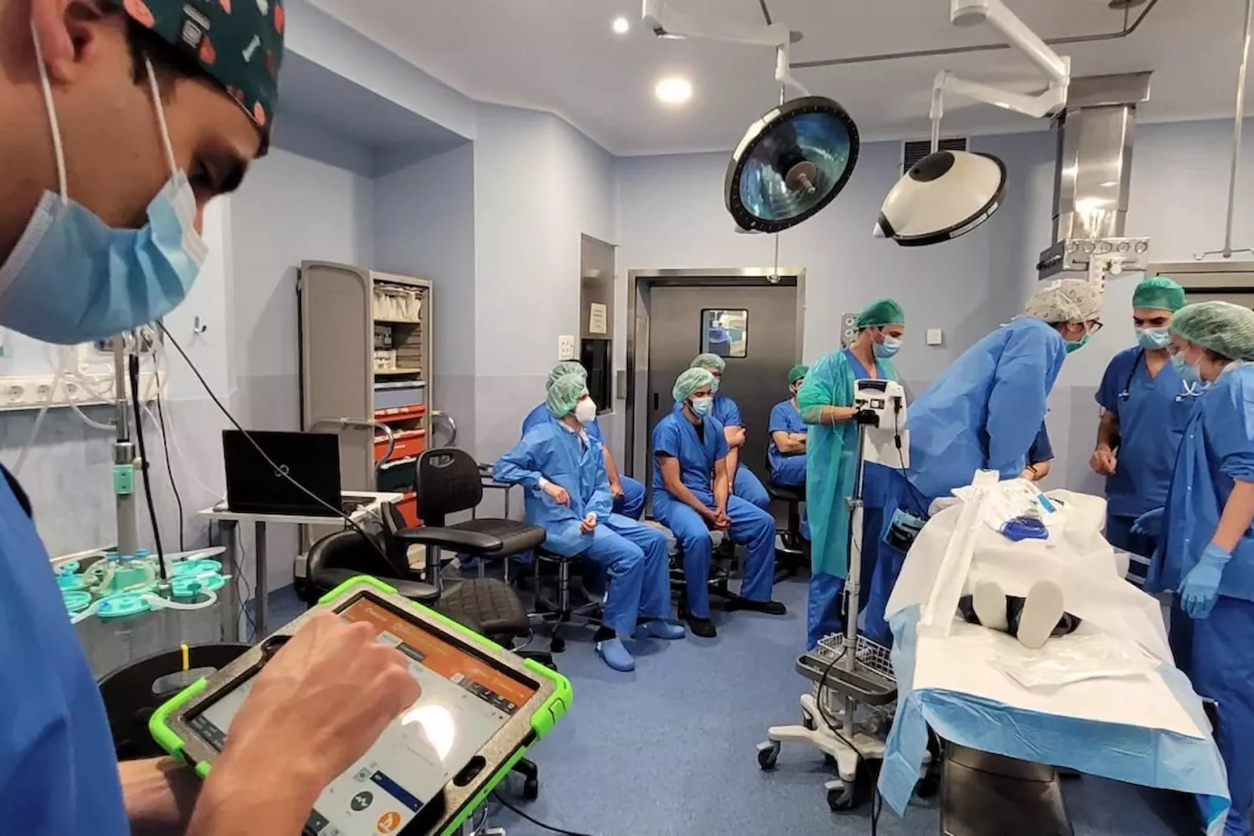 Un grup de residents fent una sessió de simulació al quiròfan.