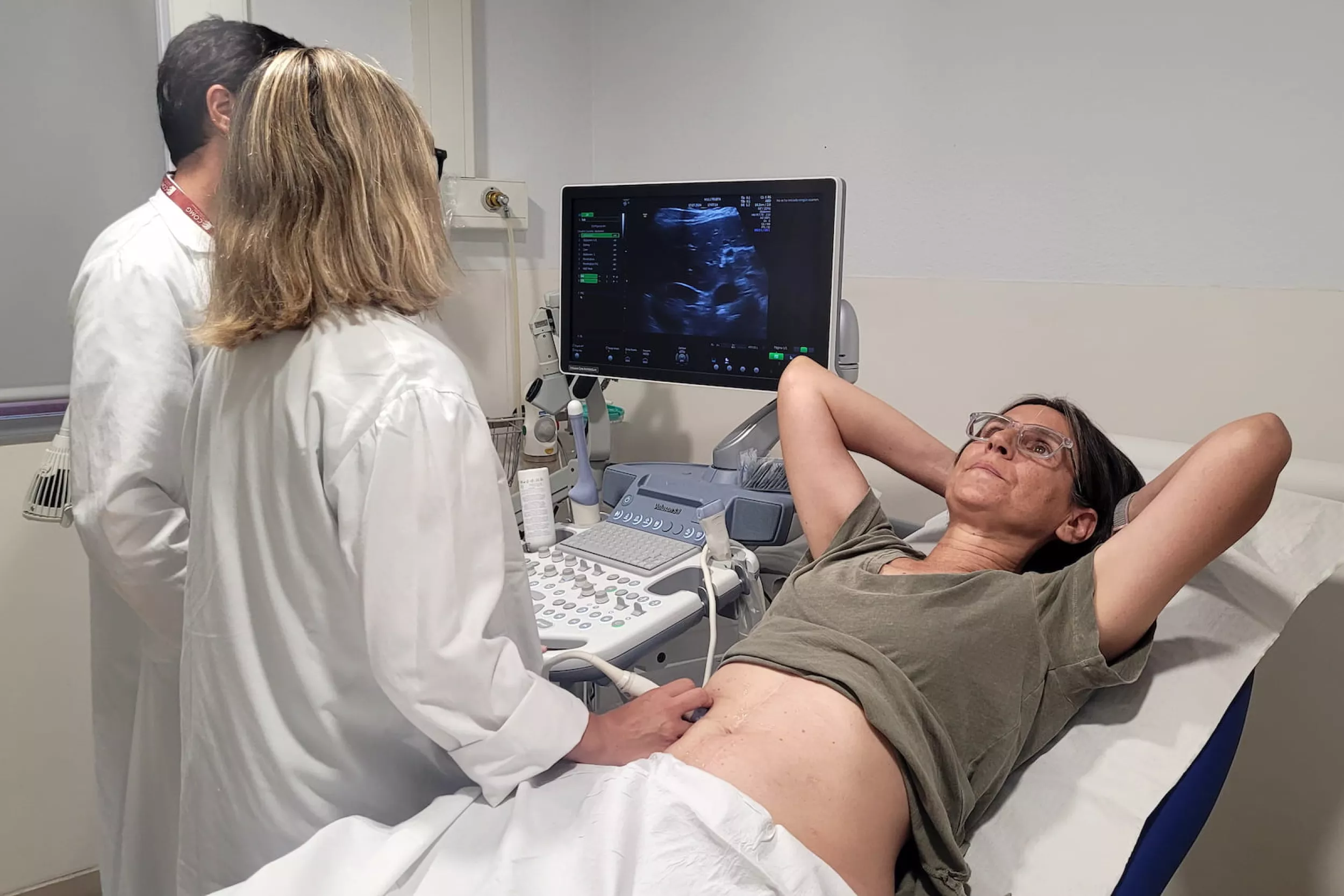 Dos metges fent una ecografia a una dona embarassada