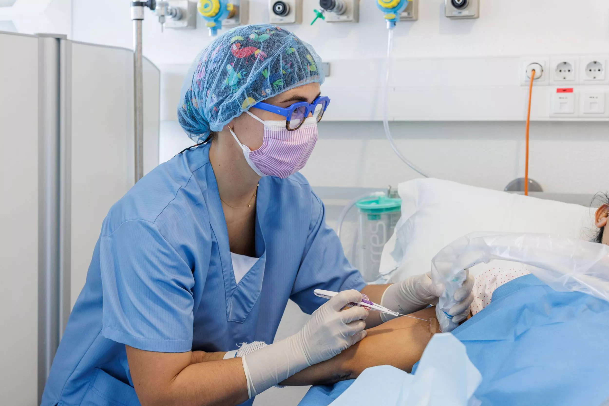 Metge tractant una pacient en una llitera