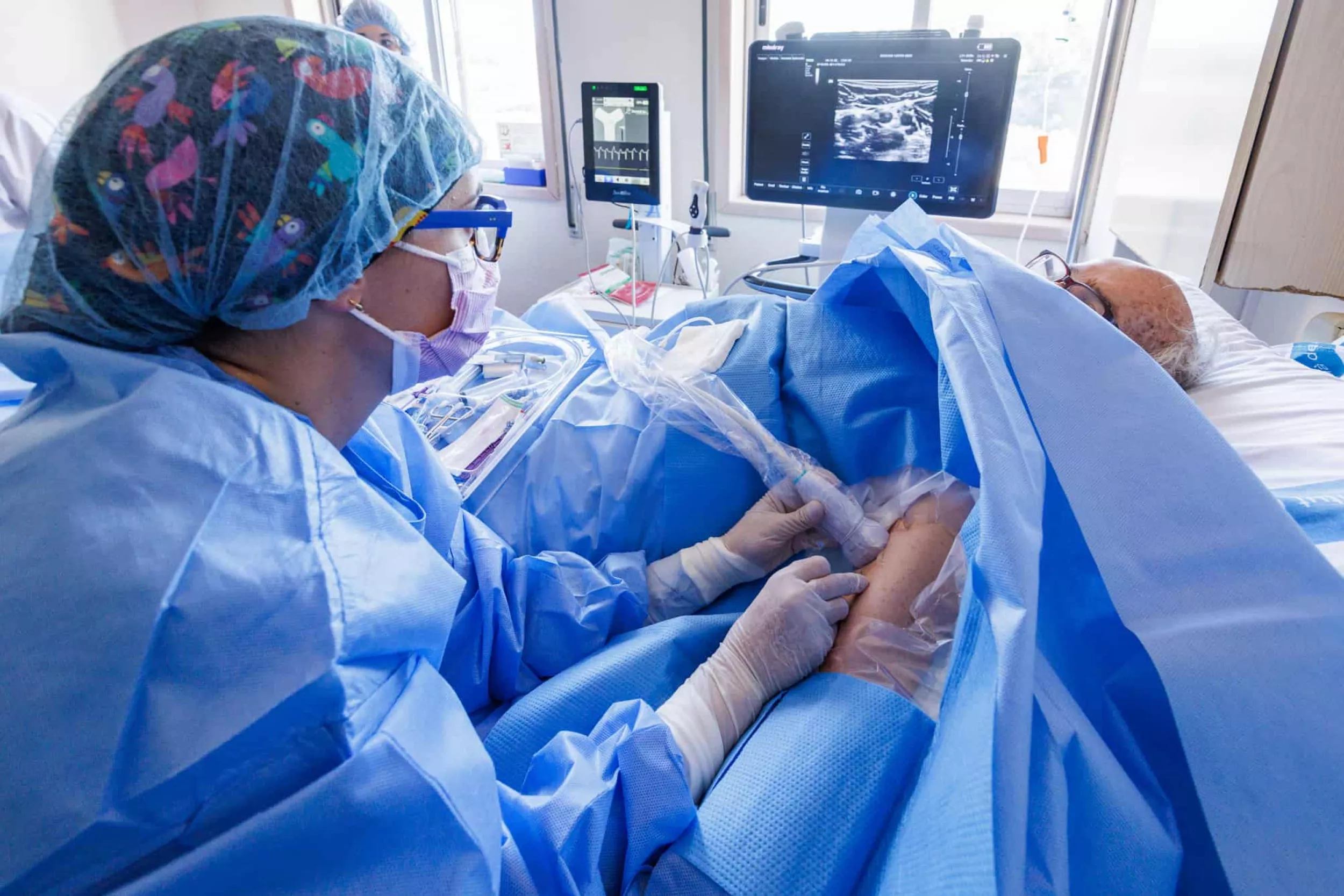 Una infermera col·locant un accés vascular